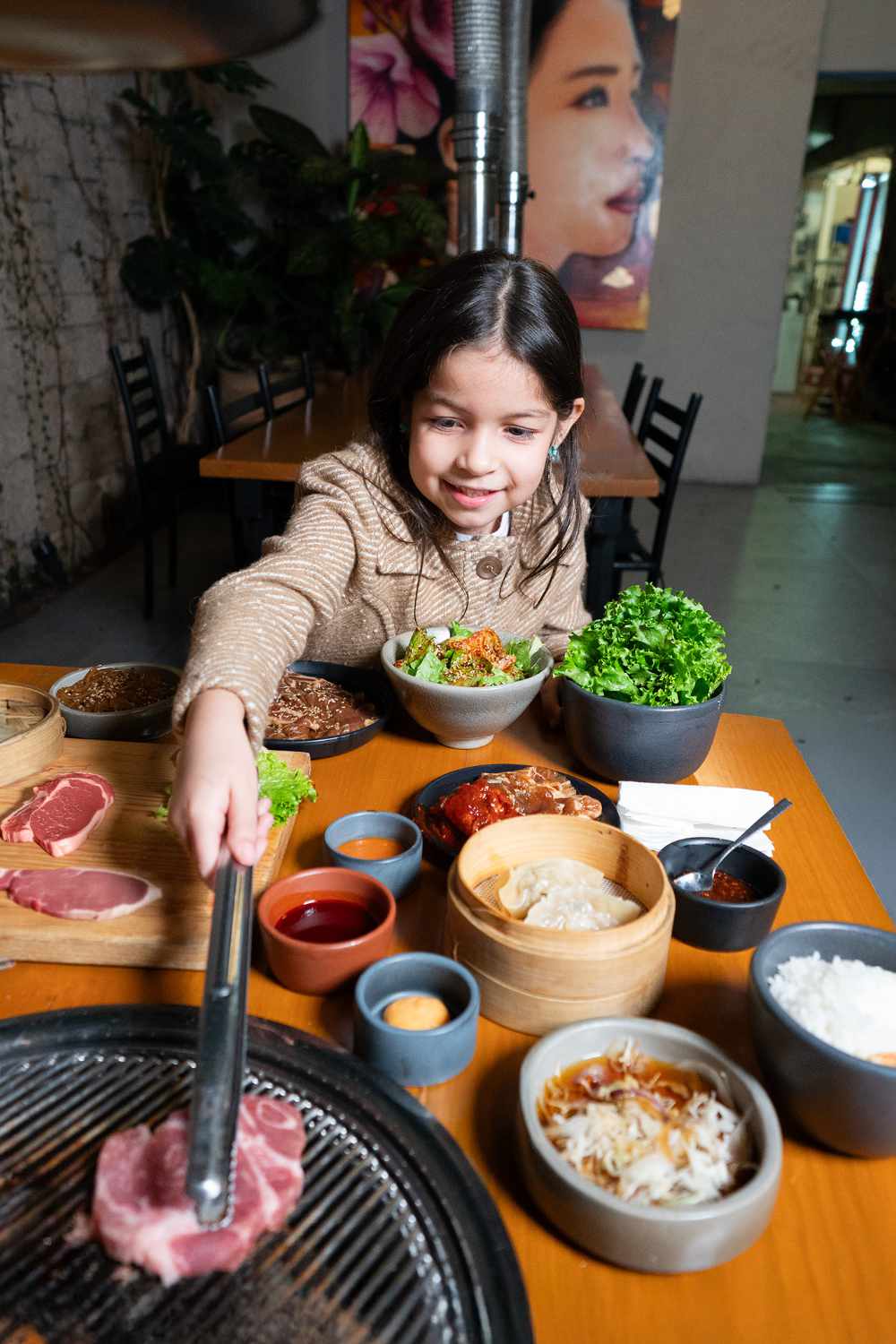Niña pequeña disfrutando del menú infantil clásico