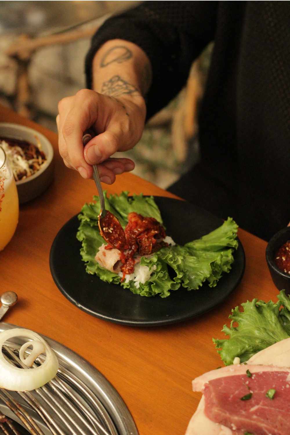 Hombre comiendo un platillo coreano con la tecnica Ssam.